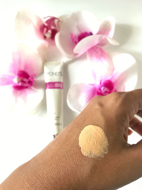 Review on POND'S BB Cream - Here's how it looks on my Asian skin Bb Cream Best, Laura Mercier Translucent Powder, Fairness Cream, Translucent Powder, High End Makeup, Beauty Blender, Flash Photography, Bb Cream, Skin Color