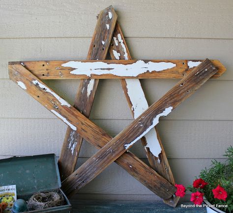 DIY- Make a nice rustic star with 5 picket fence boards or other scrap boards you have~ Hantverk Diy, Picket Fences, Wood Stars, Scrap Wood Projects, Wooden Stars, Picket Fence, Scrap Wood, Diy Wood Projects, Diy Projects To Try