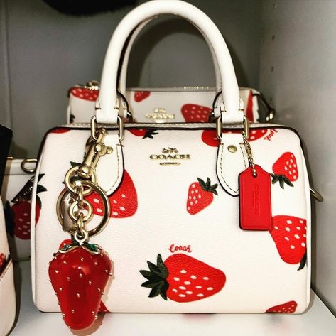 Strawberry Items Aesthetic, Luxury Bags Collection, Handbag Essentials, Girly Bags, Fancy Bags, Essential Bag, Cute Purses, Pretty Bags, Coach Purses