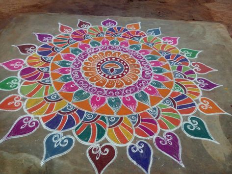 Rangoli Designs Big, Pongal Kolam, New Year Rangoli, Easy Rangoli Designs Videos, Big Rangoli, Patterns Flowers, Simple Flower Design, Colorful Rangoli, Rangoli Designs Latest