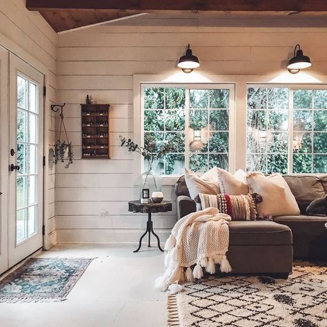 Farmhouse Is My Style on Instagram: “Love this cozy den. Concrete floors, cozy rug, shiplap, and black gooseneck barn lights. So dreamy. (📷 credit: @the_rusticpallet)…” Update Farmhouse, Barn Living, Decor Pottery, Cane Furniture, Natural Palette, Deep Indigo, Ship Lap Walls, A Living Room, Farmhouse Living