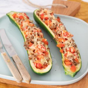 Gevulde courgette met gehakt - Laura's Bakery Oven Dishes, Lunch Recipes Healthy, Healthy Meals For Kids, Zucchini Recipes, Delicious Healthy Recipes, Clean Eating Snacks, Tasty Dishes, Fresh Food, Kids Meals