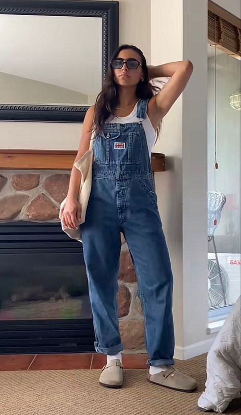 Carpenter Overalls Outfit, Oversized Overalls Outfit Winter, Sweaters And Overalls, Dark Overalls Outfit, Dark Denim Overalls Outfit, Cozy Overalls Outfit, Oversize Overalls Outfit, Cute Overall Outfits Fall, Overalls Outfit Inspiration