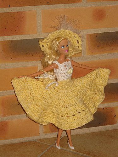 Barbie Knitting Patterns, Crochet Barbie, Crochet Barbie Clothes, Barbie Crochet, Barbie Gowns, Barbie Patterns, Crochet Doll Clothes, Winter Trends, Barbie And Ken