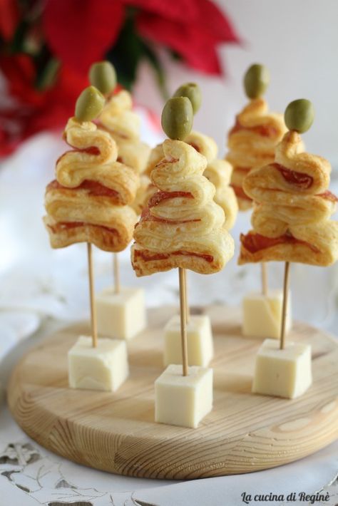 Alberelli di sfoglia segnaposto Christmas Finger Foods Easy, Joululahjat Diy, Appetizers Ideas, Xmas Dinner, Party Food Platters, Christmas Lunch, Christmas Food Dinner, Christmas Brunch, Xmas Food