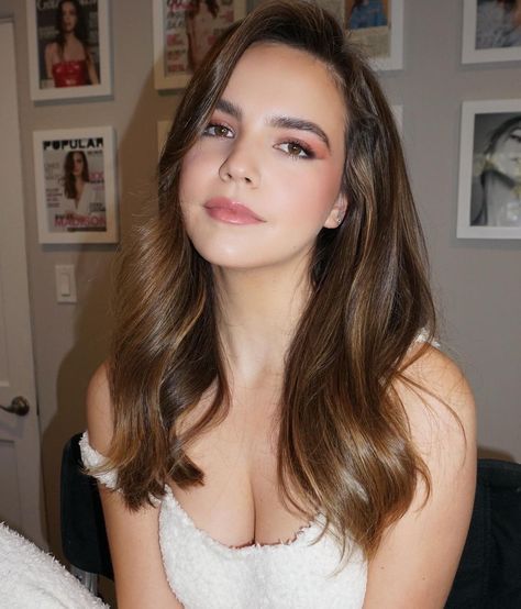 KATRINA KLEIN on Instagram: “Today with B 💖 @baileemadison @scottkinghair #katrinakleinmakeup” Wavy Braids, Braids Pigtails, Blonde Brunette Redhead, Bailee Madison, Female Actresses, Blonde Brunette, Short Long, Celebrity Look, Long Curly