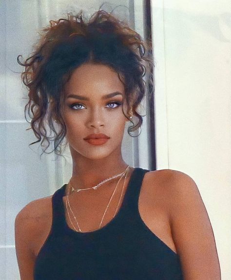 Rihanna With Curly Hair, Rihanna Black Hair, Rihanna Curly Hair, Rihanna Curly, Estilo Kardashian, Rihanna Hairstyles, Rihanna Looks, Rihanna Riri, Rihanna Style