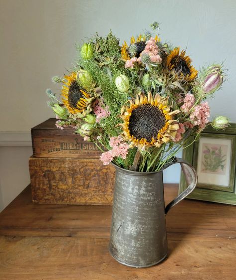 Love sunflowers 🌻 💛 #driedflowers #sunflowers #natural #summerbouquet #bouquet #drieddecor #omaha #sustainableflowers #handcrafted | Instagram Sustainable Flowers, Summer Bouquet, Dried Flowers, Sunflower, Flowers, Instagram