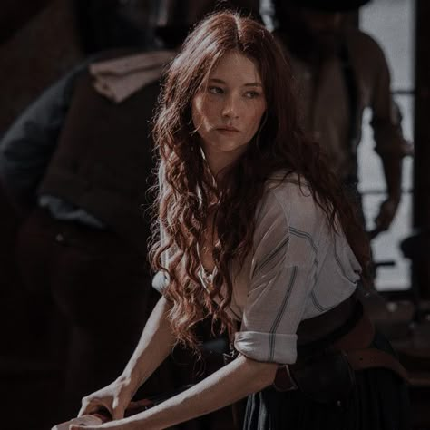 Female Pirate Faceclaim, Blacksmith Aesthetic Female, Girl Pirate Aesthetic, Pirate Girl Aesthetic, Pirate Woman Aesthetic, Female Pirate Aesthetic, Daughter Of The Siren Queen, Gwyn Berdara, Tricia Levenseller