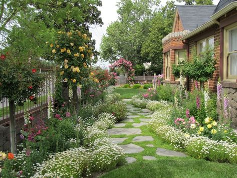 English Garden Terrace, Tudor Garden Design, English Cottage Style Backyard, English Country Garden Design, British Cottage Garden, Front Yard Cottage Garden, English Landscape Garden, Flagstone Path, English Garden Design