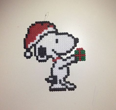 Snoopy Pixel Art Christmas, Peanuts Perler Beads, Snoopy Perler Bead Pattern, Snoopy Perler Beads, Snoopy Diy, Perler Bead Ornaments Pattern, Beaded Snoopy, Hama Beads Christmas, Christmas Perler Beads