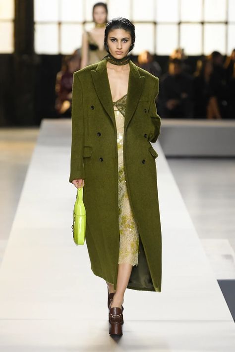 Winter Runway, Gucci Runway, Fashion Trend Forecast, Stylish Fall Outfits, Winter Fashion Outfits Casual, Fashion Forecasting, Show Collection, Long Coats, Skirt Trends