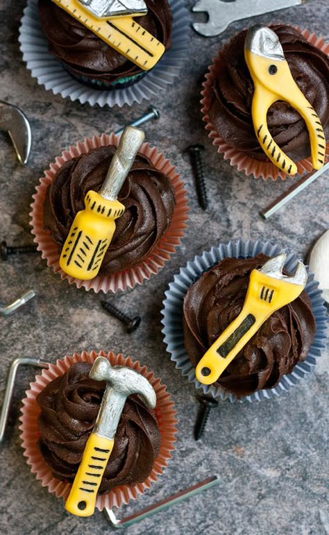 Manly Handyman Tool Cupcakes • CakeJournal.com Tool Cupcakes, Fondant Man, Tools Birthday Party, Dessert List, Gorgeous Cupcakes, Handyman Tools, Cupcakes Homemade, Fathers Day Cupcakes, Cupcakes For Men