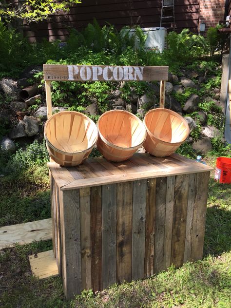 Diy Popcorn Stand, Gergean Ideas, Popcorn Stand Ideas, Tray Desserts, Church Harvest Festival, Diy Popcorn Bar, Pumpkin Patch Craft, Booth Decoration, Patch Crafts