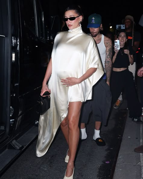 Hailey Bieber Maternity Style ✨ . #like #new #celebritygossip #targeted #trending #viral #haileybieber #justinbieber #maternitystyle Celebrity Baby Shower Outfit, Rihanna Pregnant Outfits, Celebrity Pregnancy Style, Hailey Bieber Pregnant, Rihanna Pregnant, Hailey Style, Celebrity Maternity Style, Chic Maternity, Hailey Rhode