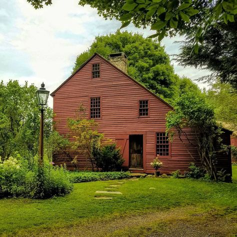 Birdy on Instagram: “Contrast... Summer or Winter? Home sweet old home... looking as she always did since the 1740s ..no additions, original Saltbox...has…” Saltbox Houses Exterior, Salt Box House Plans, Salt Box House Floor Plans, Salt Box Cabin, Salt Box House With Addition, New England Saltbox House, Newfoundland Saltbox House, Salt Box House, Saltbox House