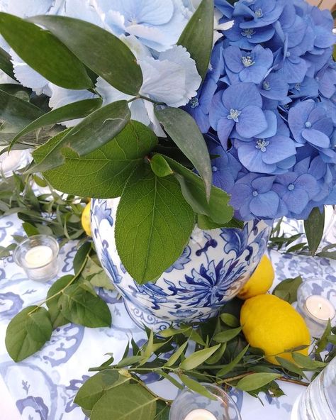 Amalfi Coast wedding tablescape design. Italian wedding styling ideas. Destination wedding in Amalfi Coast, Italy. Villa Magia in Amalfi Coast. #lemonwedding #blueweddingdesign #weddingtablescape #amalficoastwedding Positano Tablescape, Amalfi Coast Colour Palette, Amalfi Inspired Decor, Mediterranean Event Decor, Amalfi Coast Kitchen, Amalfi Coast Inspired Decor, Amalfi Coast Interior Design, Amalfi Coast Wedding Flowers, Medditeranean Wedding Theme