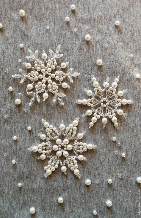 Snefnug Med Perler, Bead Inspiration, Hand Beaded Embroidery, Pearl Embroidery, Beaded Snowflakes, Beadwork Embroidery, Motifs Perler, Bead Embroidery Tutorial, Bead Embroidery Patterns