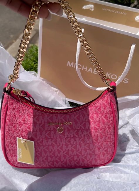 Michael Kors Designer, My Style Bags, Luxury Bags Collection, Bag Michael Kors, Handbag Essentials, Girly Bags, Pink Girly Things, Luxury Purses, Fancy Bags