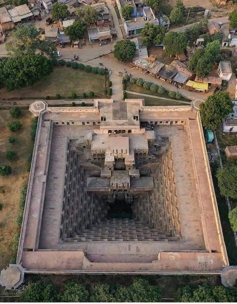 The hidden treasure of Bharat - mildly interesting post - Imgur Chand Baori, Architecture Antique, Stair Well, India Travel Places, Indian Temple Architecture, India Architecture, Ancient Indian Architecture, Temple Architecture, Indian Architecture