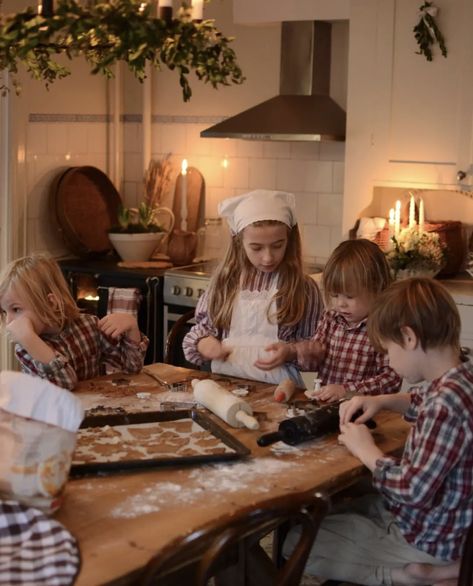 Holiday With Family Aesthetic, Family Of 7 Aesthetic, Family Meals Aesthetic, Crunchy Mom Aesthetic House, Baking With Kids Aesthetic, Christmas Kids Aesthetic, Family Baking Aesthetic, Cozy Homestead Aesthetic, 4 Kids Family Pictures