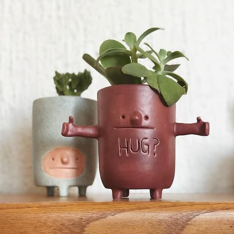 Now that's really cute😍⁠ Talk of positive vibes. Looking at this little planter is very comforting.⁠ What do you think?⁠ ⁠ @planter_me Plant Pot Diy, Clay Diy Projects, Diy Ceramic, Keramik Design, Garden Pottery, Pottery Crafts, Diy Pottery, Pottery Classes, Ceramics Pottery Art