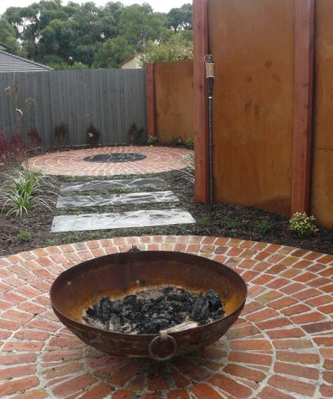 Brick Circle, Circle Patio, Outdoor Kitchen Area, Garden Mood Board, Affordable Backyard Ideas, Large Backyard Landscaping, Hill Garden, Lotus Garden, Brick Fire Pit