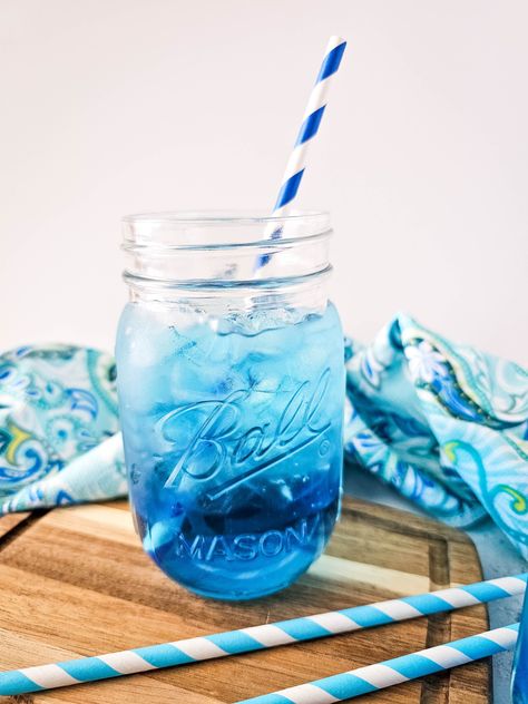 Make your own copycat version of the Sonic Ocean Water drink with just a few ingredients. The vibrant blue fizzy drink is refreshing and has the perfect splash of tropical taste from the coconut flavoring. It's a perfect summer drink! Ocean Water Drink, Sonic Ocean Water, Beach Theme Cupcakes, Sonic Drinks, Blue Hawaiian Punch, Perfect Summer Drink, Punch Drinks, Coconut Drinks, Luau Theme Party