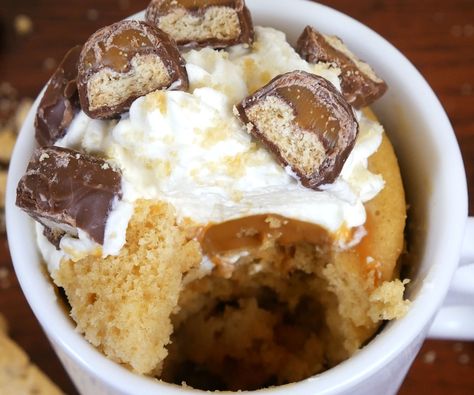 TWIX (CARAMEL MILLIONAIRE SHORTBREAD) MUG CAKE Cake In Mug, Microwave Recipes Dessert, Twix Cake, Millionaire Shortbread, Mug Cakes, Microwave Recipes, Recipes Dessert, Mug Cake, Great Recipes