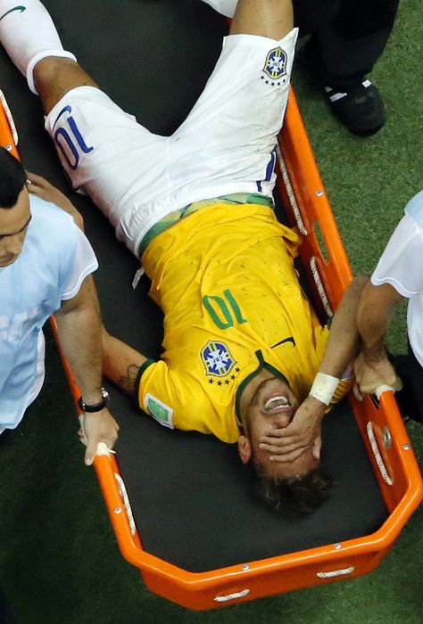 APTOPIX Brazil Soccer WCup Brazil Colombia... Nooooooo why NEYMAR!! Neymar Injury, Neymar Jr 2014, Neymar Vs, Back Injury, Football Is Life, Soccer Match, Playing Football, World Cup 2014, Football Pictures