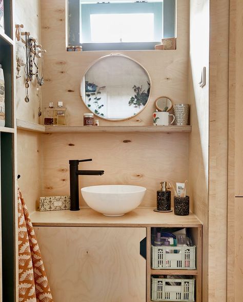 Bathroom Tiny House, Tiny Home Bathrooms, Tiny House Bathroom Ideas, Cottage Tiny House, Tiny House Inspiration, Tiny House Bathroom, Tiny Cabin, Tiny House Interior, Tiny House Cabin