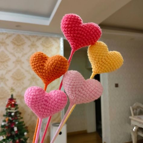 Crocette Aesthetic, Flowers Kawaii, Valentine Crochet, Flowers Bouquet Wedding, Knit Flowers, San Valentine, Crochet Cute, Flowers For Sale, Crochet Bouquet