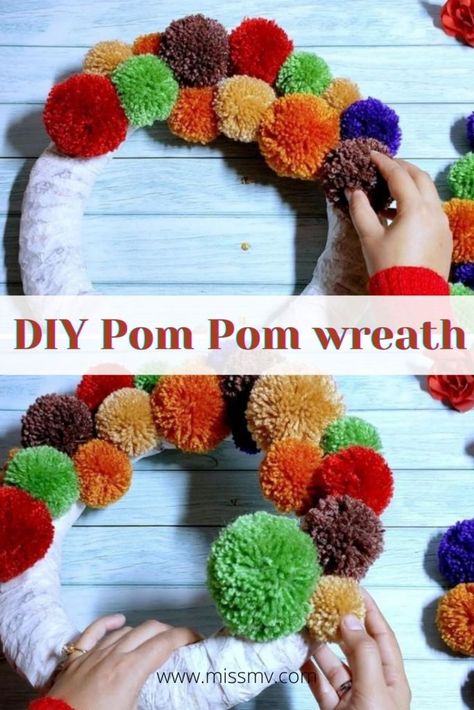 Wreath Diy Easy, Diy Pom Pom Wreath, Christmas Pom Pom Crafts, Make Pom Poms, Easy Yarn Crafts, Christmas Pom Pom, Pom Wreath, Pom Crafts, Diy Pom Poms