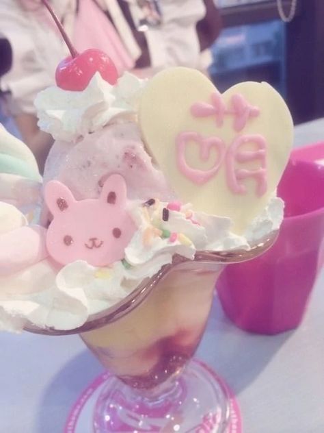 Fruit Parfait, Kawaii Dessert, Cute Snacks, Japanese Sweets, An Ice Cream, Kawaii Food, Kawaii Shop, Cute Desserts, Cold Meals