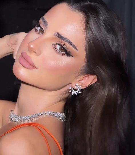 Khaleeji Makeup Looks, Graduation Makeup Ideas Soft Glam, Arabic Makeup Natural, Arab Makeup Looks, Khaleeji Makeup, Arabic Makeup Looks, Saudi Makeup, Arabic Night, Arab Makeup