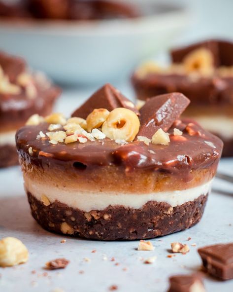 Hazelnut Praline Cakes - The Tasty K Hazelnut Desserts, Vegan Pralines, Vegan Hazelnut, Hazelnut Dessert, Mat Inspiration, Hazelnut Recipes, Praline Cake, Caramel Slice, Hazelnut Praline