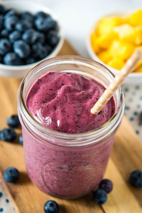 Blueberry Beverages, Blueberry Mango Smoothie, Blueberries Breakfast, Blueberry Mango, Breakfast Blueberry, Mango Smoothie Recipe, Tropical Smoothie Cafe, Blueberry Smoothie Recipe, Foods For Abs