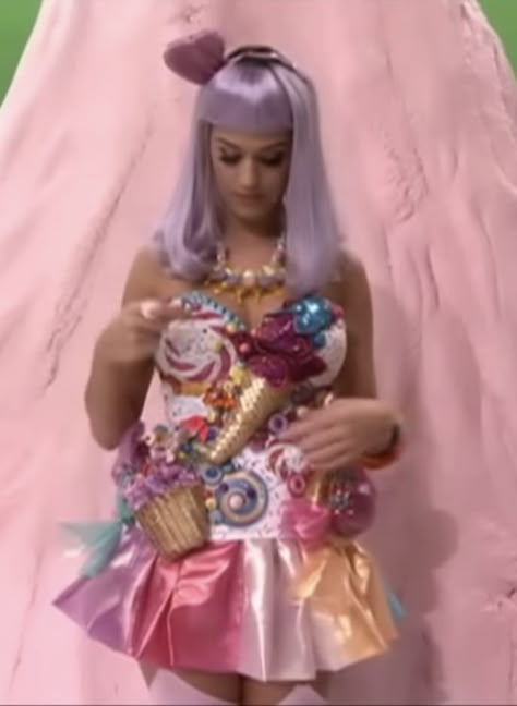 Katy Perry Candy Costume, Katy Perry Cupcake Costume, 2010 Katy Perry, Katie Perry Costume, Candy Outfit Aesthetic, Sweet Halloween Costumes, Candy Princess Costume, Camp Aesthetic Fashion, California Girls Katy Perry