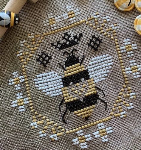 Bumble Bee Cross Stitch Pattern, Bee Cross Stitch Pattern, Bee Cross Stitch, Bumble Bee Craft, Fall Cross Stitch, Bee Embroidery, Cross Stitch Letters, English Paper Piecing Quilts, Cross Stitch Love