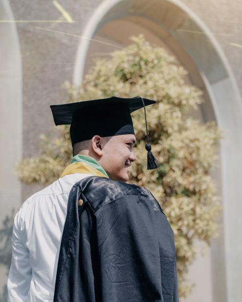 Men Graduation Poses, Style Wisuda, Graduation Photography Men, Convocation Photoshoot, Male Graduation, Boy Graduation, Foto Inspo, Graduation Photography Poses, Creative Photoshoot