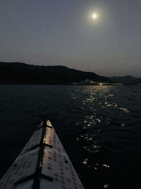 Kayaking under the full moon Wild Eyes, Mountain Town, The Full Moon, Canoeing, Kayak Fishing, Kayaks, Night Aesthetic, Country Singers, Art Of Living