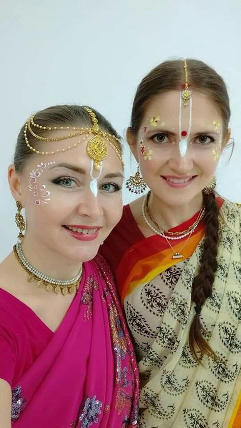 Radha Rani Gopi Dots, Foreigners In Vrindavan, Radha Rani Bridal Makeup, Krishna Tika Design, Gopi Dress Vrindavan Design, Radha Rani Look Photoshoot, Gopi Tilak Design, Gopi Dots Makeup, Radha Rani Look For Women