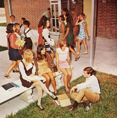 Lyman High School Students in the Campus Courtyard, 1969. 60s School Aesthetic, 70s School Aesthetic, 70s High School Fashion, 70s School, 70s High School Aesthetic, 90s High School, 60s High School Aesthetic, 70s Teen Fashion, 70s High School