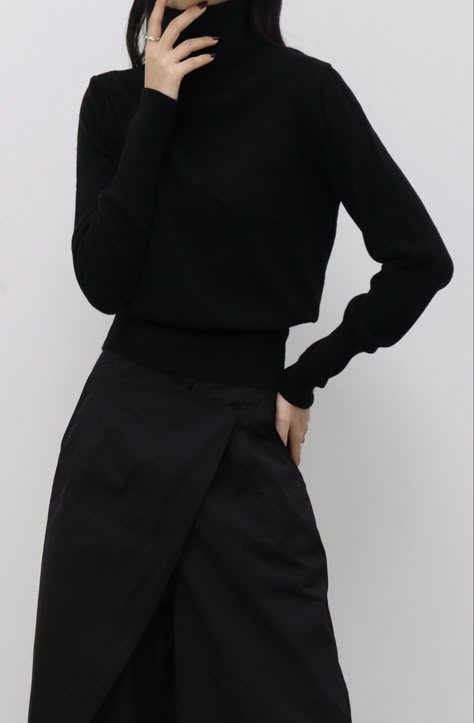 Apostolic Outfit Ideas, Black Minimalist Outfit, Formal Attire Women, Dope Fashion Outfits, Minimal Dress, Minimalist Dress, Long Skirt Fashion, Woman In Black, Black Minimalist