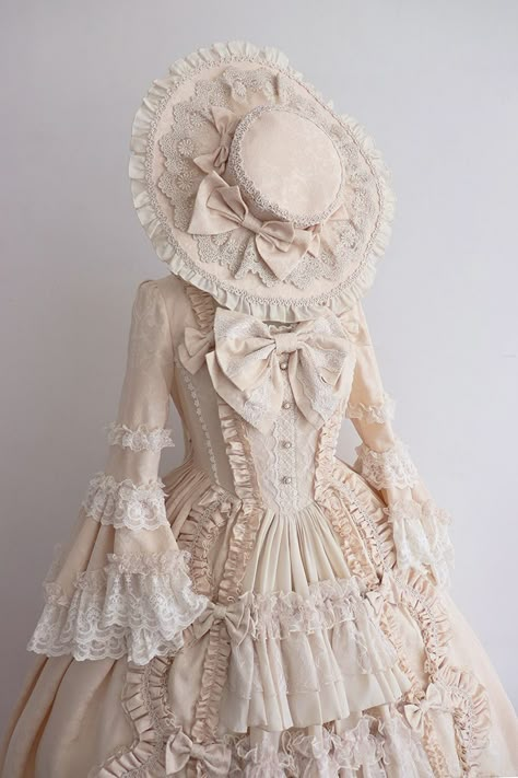 Romantic Era Dress, Royalty Outfits Dresses, Vintage Dresses 1800 Victorian, 1800s Dresses Victorian, Old Dresses Vintage, Aristocratic Dress, 1800 Outfits, Vintage Dress Aesthetic, Vintage Dresses 1800