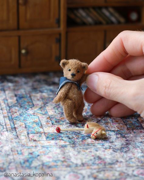 Miniature Teddy Bears, Mini Teddy Bears, Stick Horses, Miniatures Tutorials, Tiny Dolls, Small World, Teddy Bears, Needle Felting, Doll House