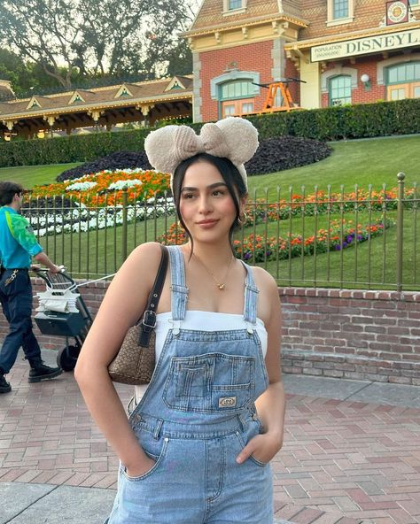 Brianna Palomino | patiently waiting for fall 🤍🍂 #disneyland #disneyoutfits #disneyoutfitoftheday #disneyoutfitsideas #disneyparks #disneygram #disneylove... | Instagram Disneyland Outfits Aesthetic Fall, Disneyland Overalls Outfit, Overalls Disney Outfit, Disneyland Outfits Fall, Fall Disney Outfits, Disney Overalls, Black Overalls Outfit, Waiting For Fall, Disney Fits