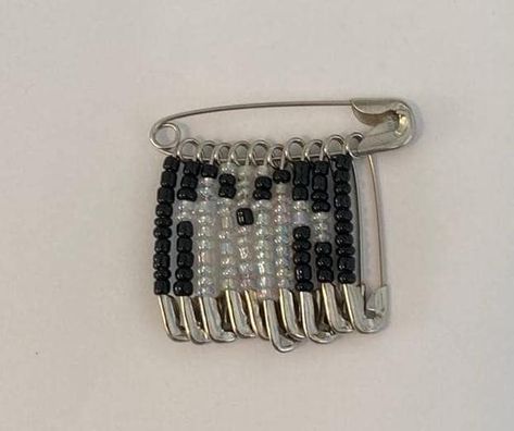 Friendship Safety Pins, Safety Pin Bead Art, Safety Pin Jewelry Patterns, Bead Pins, Safety Pin Art, Crafts 2024, Safety Pin Crafts, Safety Pin Bracelet, Pin Crafts