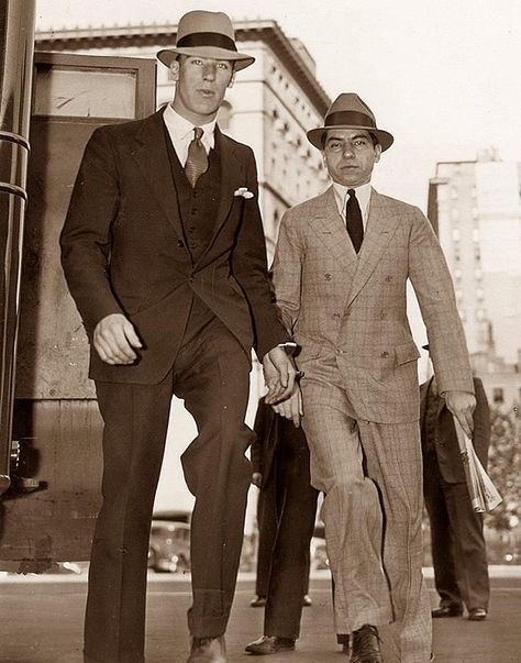 The famed Lucky Luciano (right) in a very nice-looking double-breasted windowpane-print suit. Note how both him and his associate on the left have the bottom buttons of their jackets buttoned rather than the tops, contrary to what is customary in today's fashion! Gang Star, Thug Live, Lucky Luciano, Mafia Style, Public Enemies, Real Gangster, Italian Mafia, Mafia Gangster, Gangster Movies