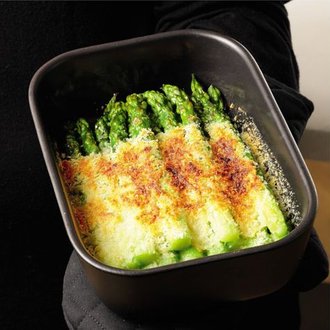 Crusty green asparagus au gratin | Recipes | Kuhn Rikon Cheese Gratin, Gratin Recipes, Garlic Tool, Au Gratin Recipes, Gratin Dish, Oven Dishes, Specialty Knives, Pressure Cookers, Cooking Equipment